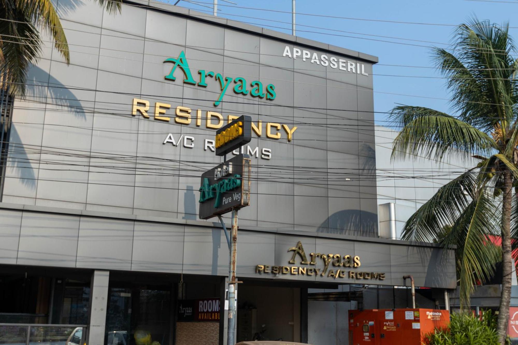 Aryaas Residency Nettoor Hotel Kochi Buitenkant foto